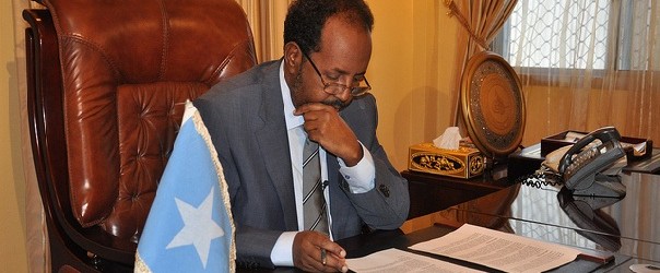 Madaxweynaha Soomaaliya oo dowladda Kenya digniin u jeediyay, uguna baaqay inay faraha kala baxdo arrimo qaar