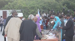 Magacyada xildhibaanada cusub ee shalay la dhaariyey ka dib markii la xalliyey khilaaf ka taagnaa arrinkooda