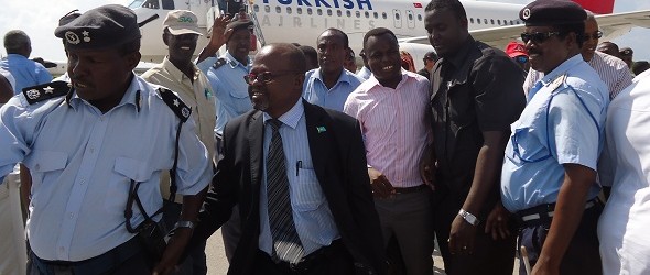 Wasiirka Wasaarada Howlaha guud iyo Dib u Dhiska oo kormeer ku Tagay Dekada iyo Airporka