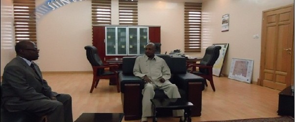 Muxiyadiin Maxamed Kaalmoy Wasiirka Howlaha Guud Iyo Dib U Dhiska Dalka Oo Magaalada Khartoum Kula Kulmay Wasiirka Gaadiidka Ee Dalka Sudan[Sawiro]