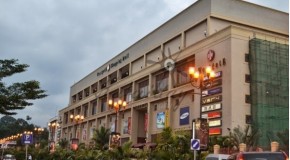 At least 20 killed when gunmen ambush Nairobi shopping mall, Red Cross says.