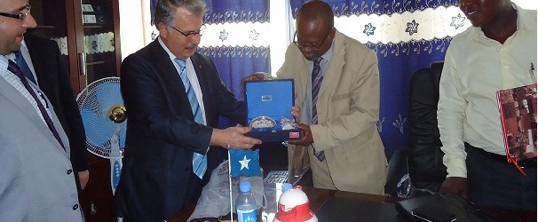 SHACABKA MUQDISHO OO DOWLADA TURKIGA KU AMAANAY DIB U DHISKA DALKA SOOMAALIYA .
