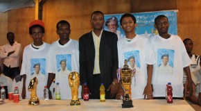 Xiddigaha MAKAROONA oo Xalay la hoyday Koobkii lagu maamuusayey Halyey Sheekh Cabdi Abanuur “Sh. Cabdi Taraafiko”.(Sawiro)